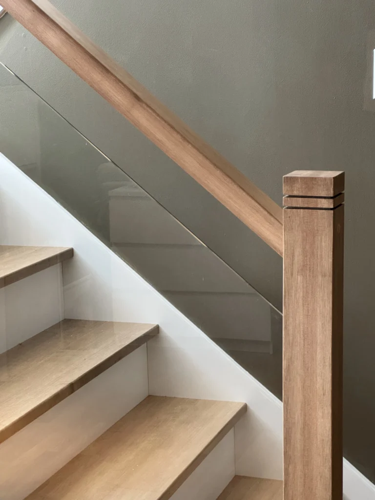 Escalier droit en chêne à garde-corps de verre et poteau de bois