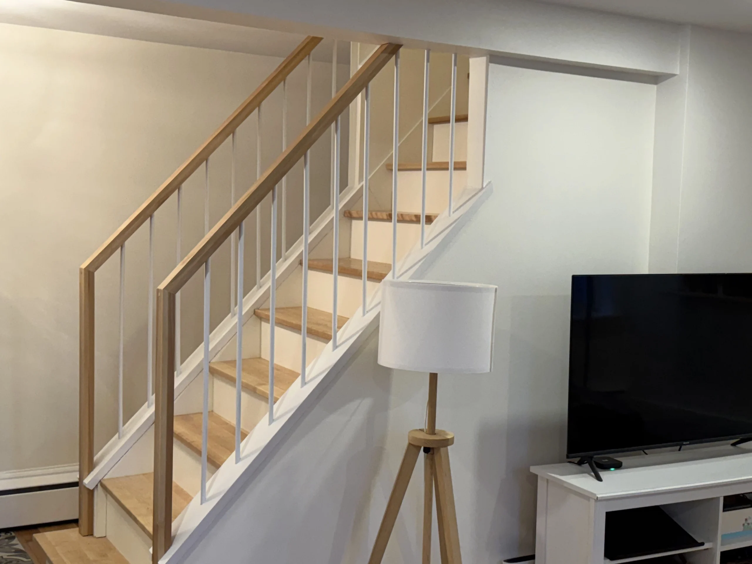 Escalier droit en bois clair à barreaux blancs — vue principale