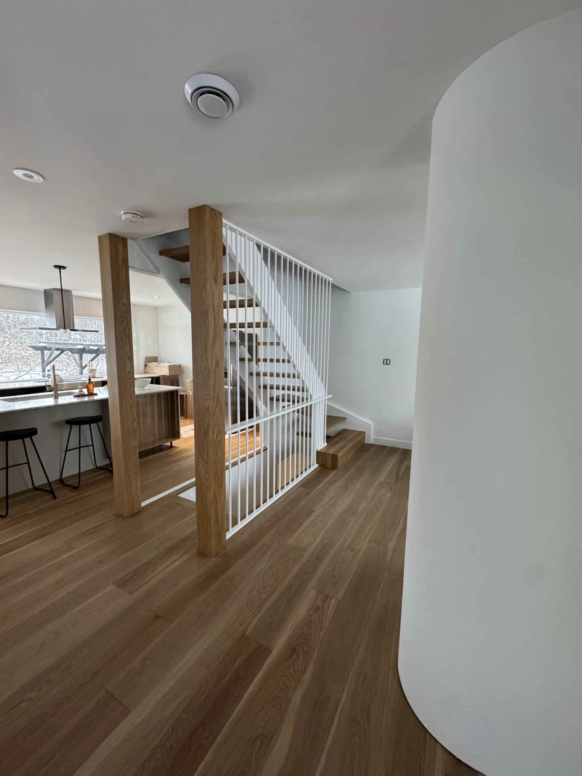Escalier tournant en chêne blanc à garde-corps de verre et barreaux métalliques — vue principale