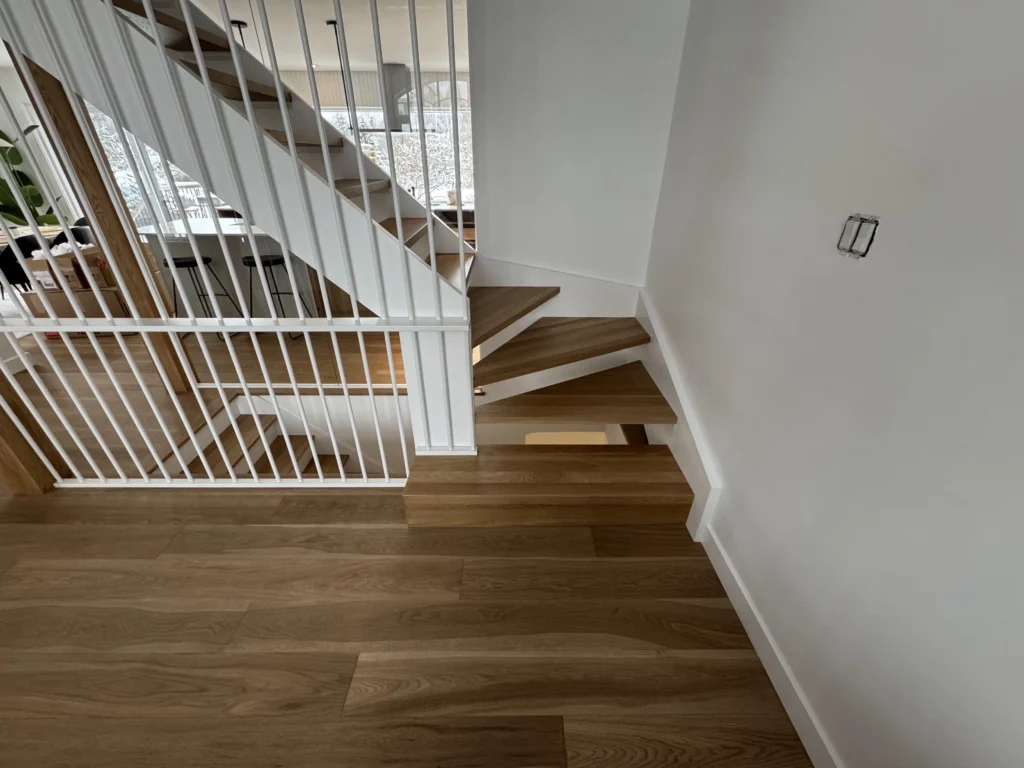 Vue plongeante sur le palier tournant de l'escalier