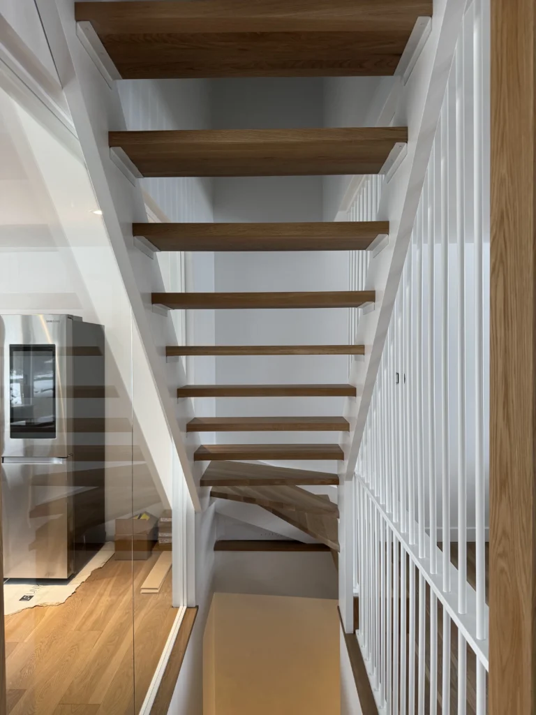 Descente de l'escalier vers l'étage inférieur