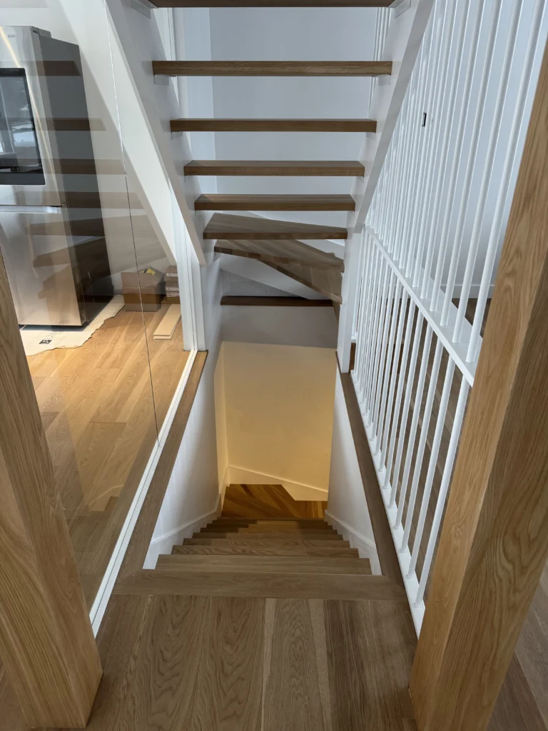Palier et retour de l'escalier en chêne blanc