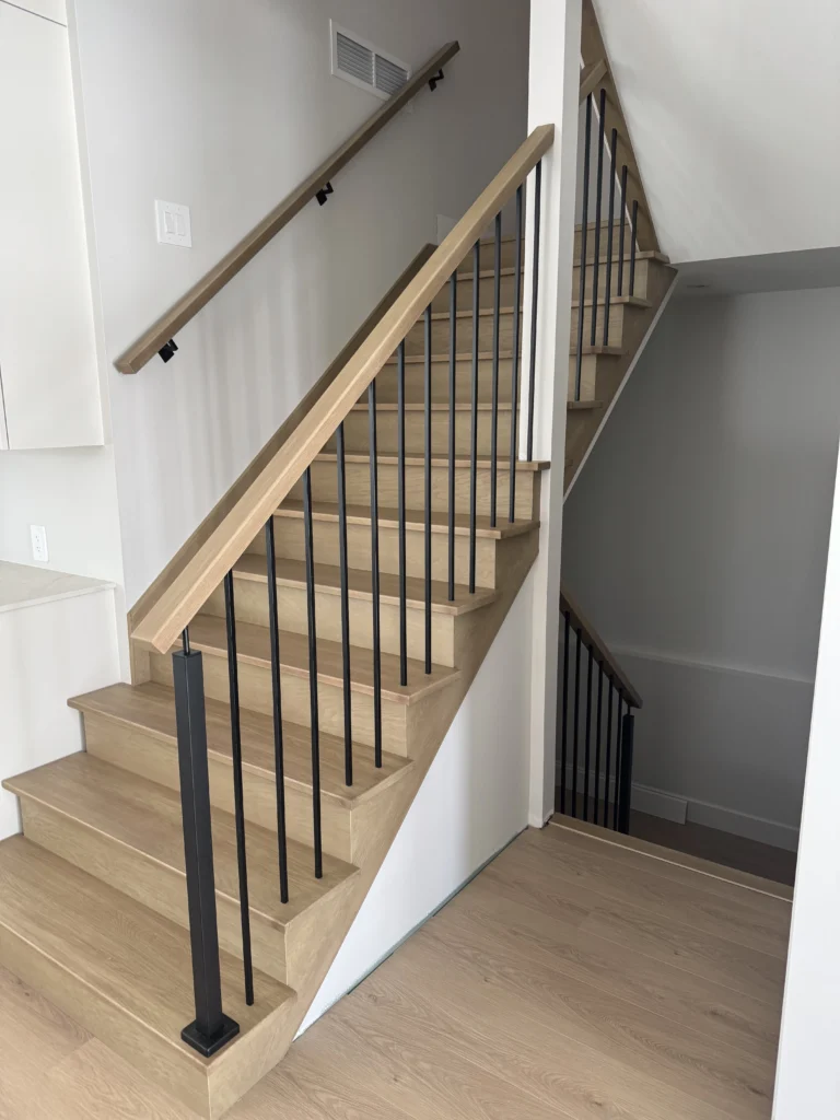Escalier droit en chêne blanc à barreaux d&rsquo;acier noir