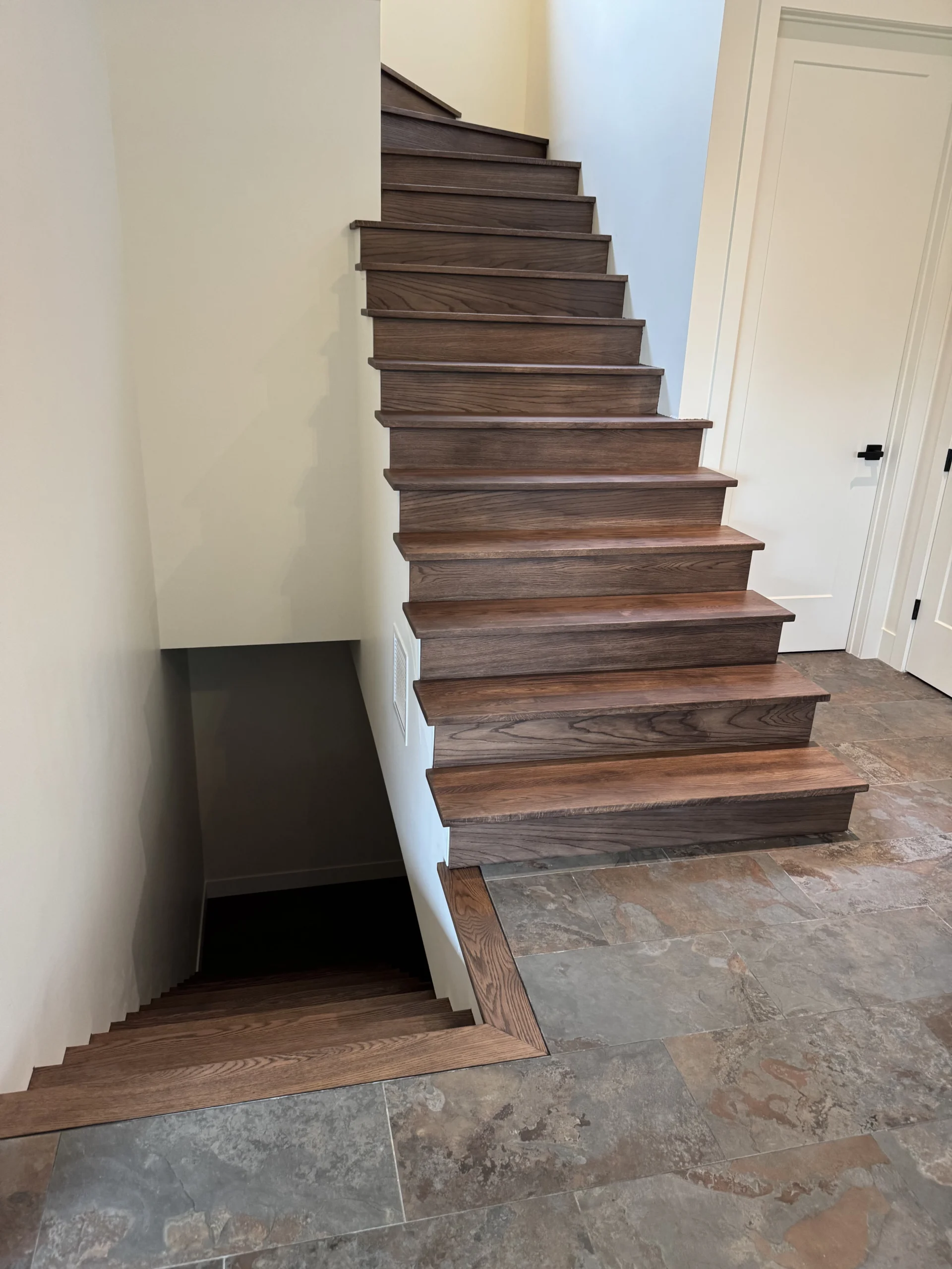 Escalier droit en bois franc teinté noyer sur plancher d&rsquo;ardoise — vue principale