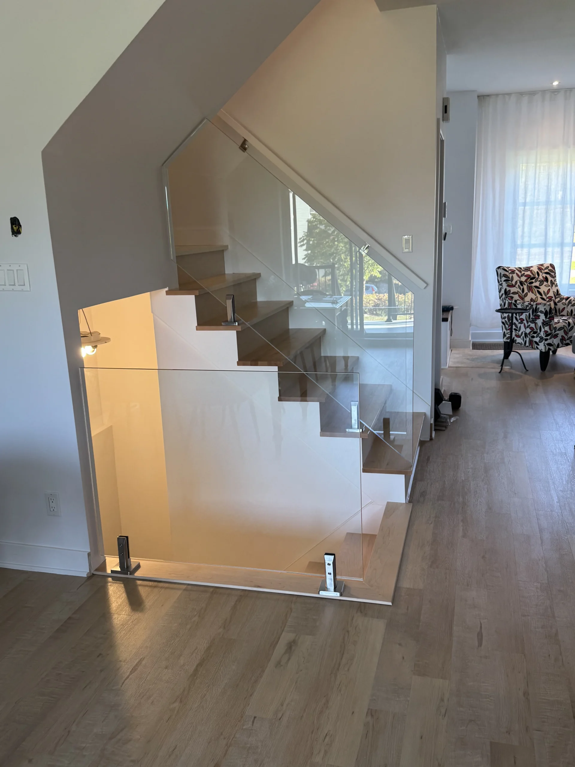 Escalier suspendu à marches de bois clair et garde-corps de verre — vue principale