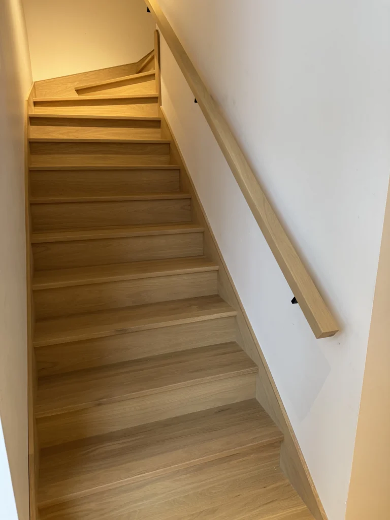 Escalier tournant en chêne blanc à contremarches fermées