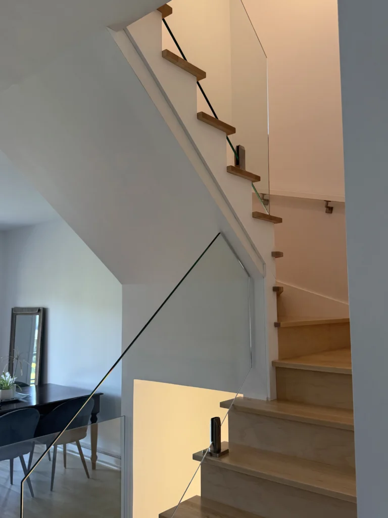Escalier suspendu tournant à garde-corps de verre
