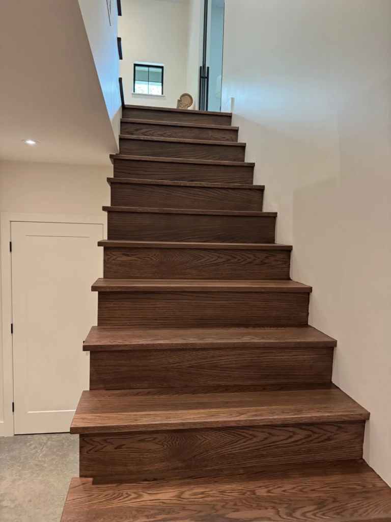 Escalier droit en bois franc teinté noyer