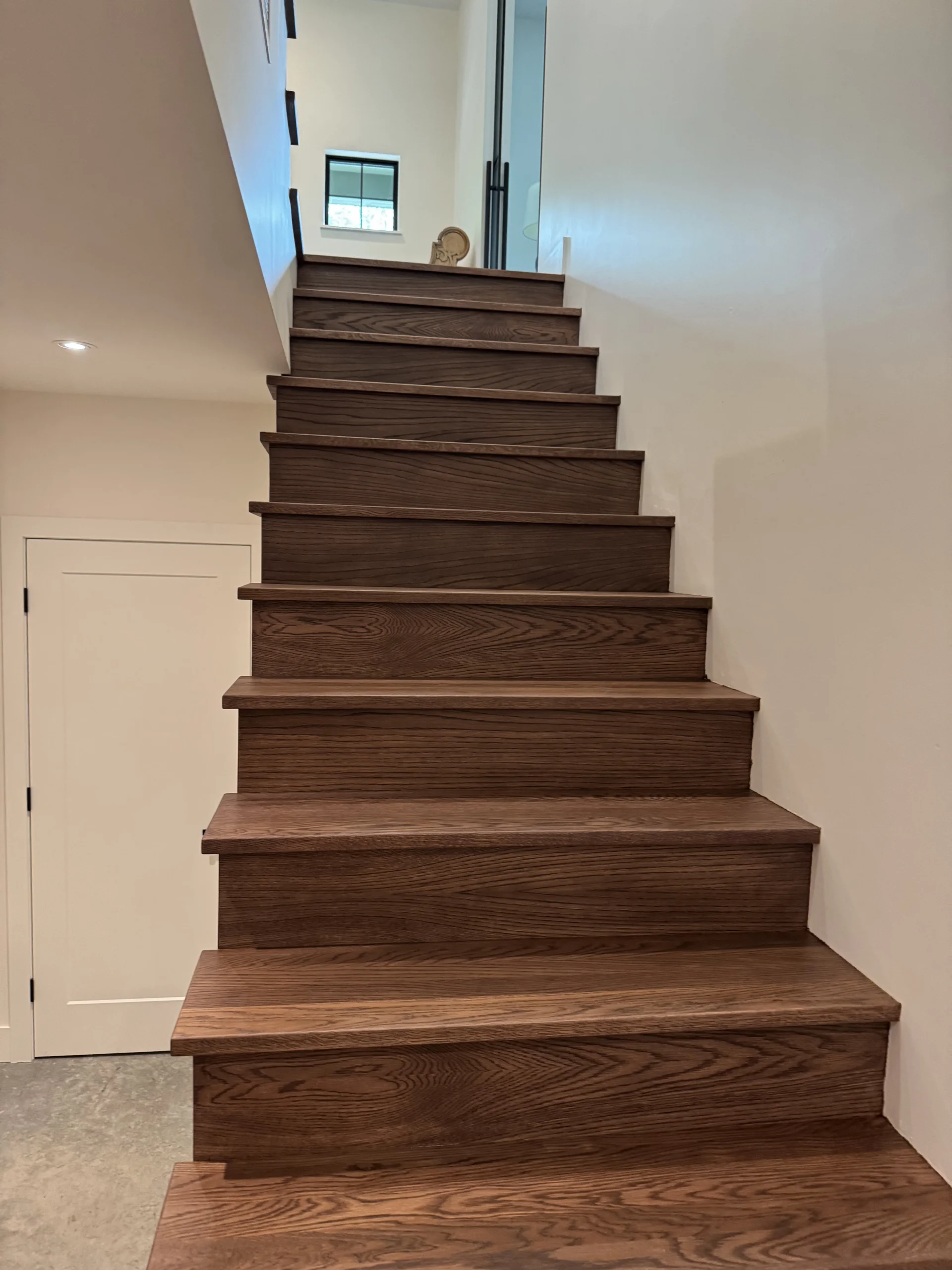 Escalier droit en bois franc teinté noyer — vue principale