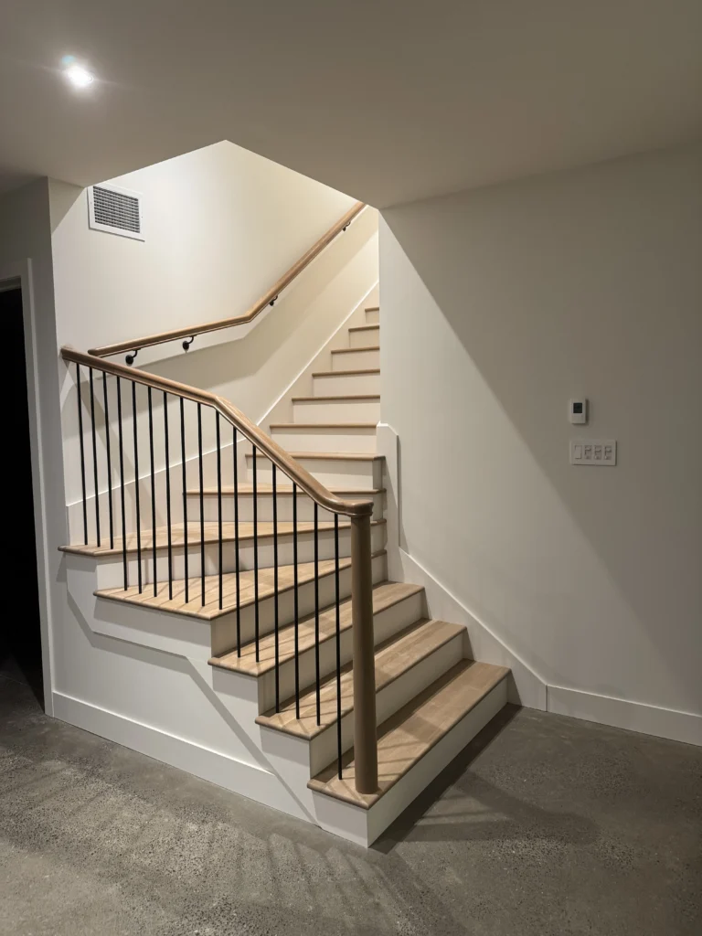Barreaux d’acier noir et poteau de bois tourné sur un garde-corps d’escalier, Granby
