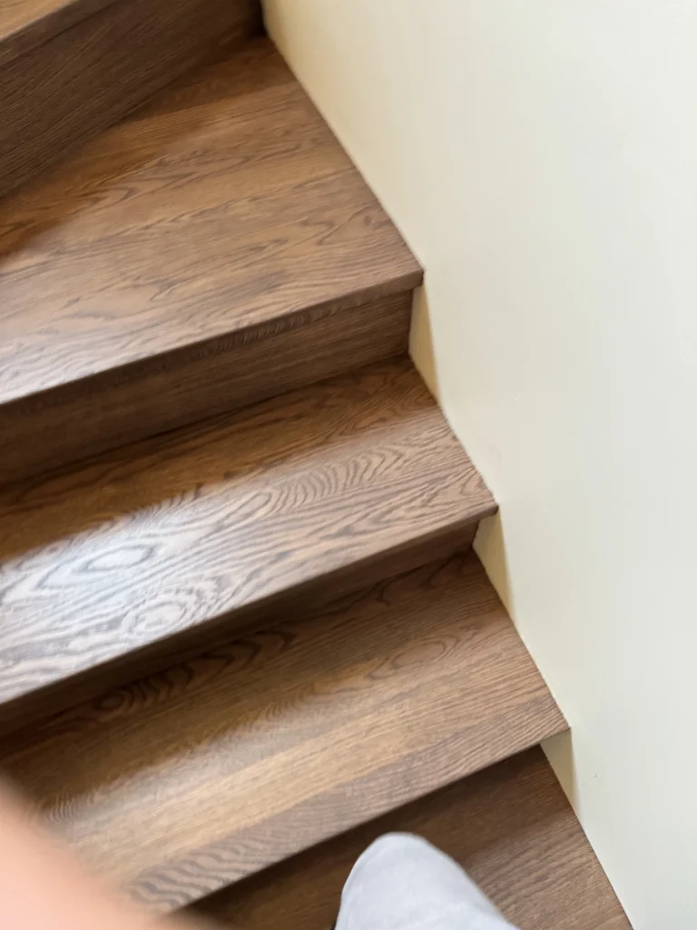 Escalier droit en chêne teinté brun chaud au grain marqué