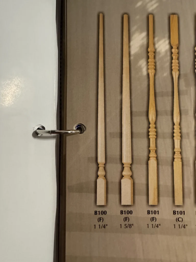 Présentoir d&rsquo;échantillons de barreaux de bois tournés
