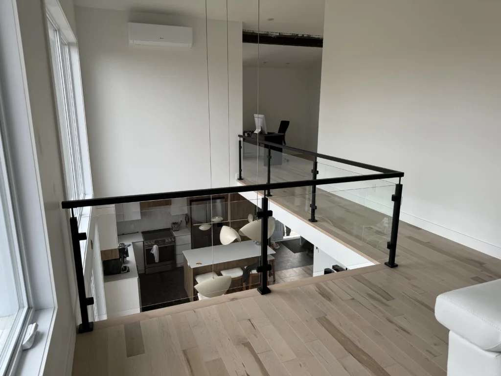 Garde-corps de mezzanine en verre à poteaux métalliques noirs