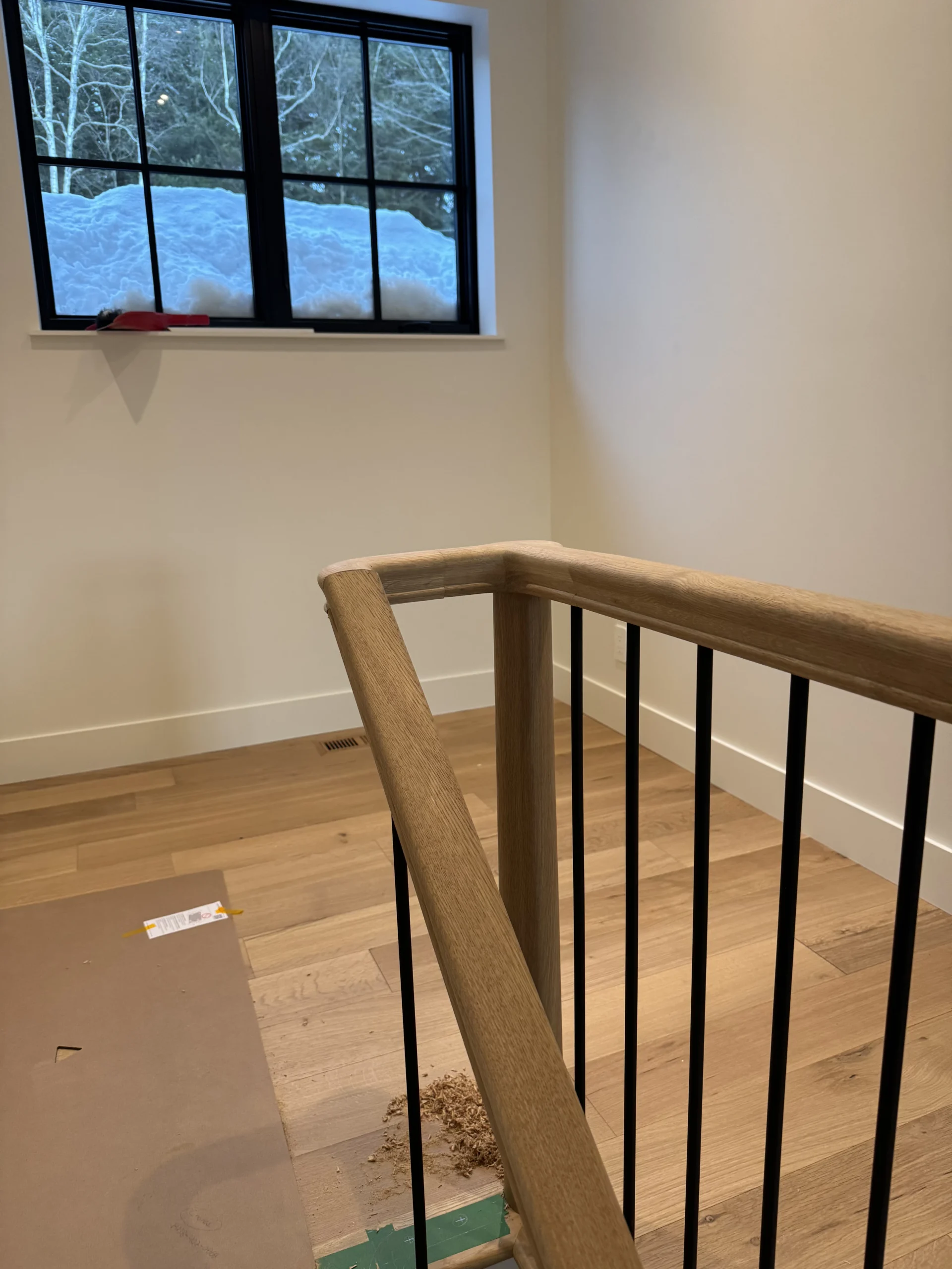 Escalier à main courante de chêne et barreaux métalliques noirs — vue principale