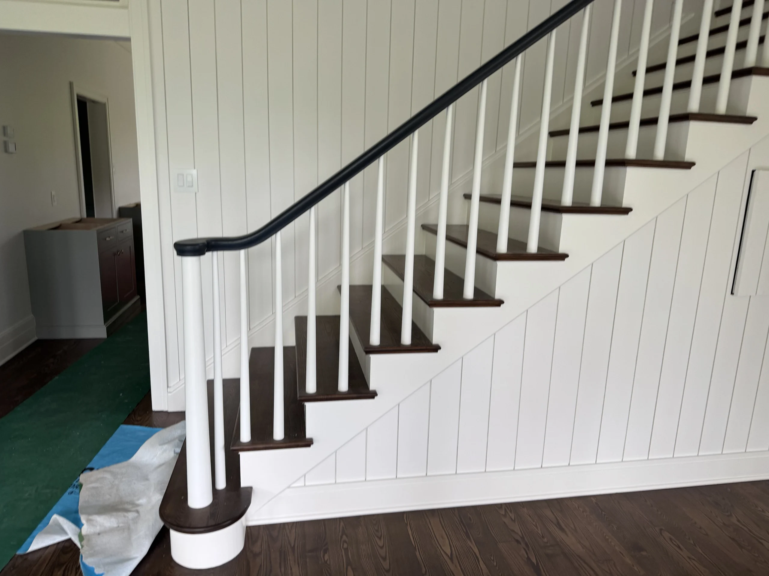 Escalier droit bicolore à marches espresso et barreaux blancs — vue principale
