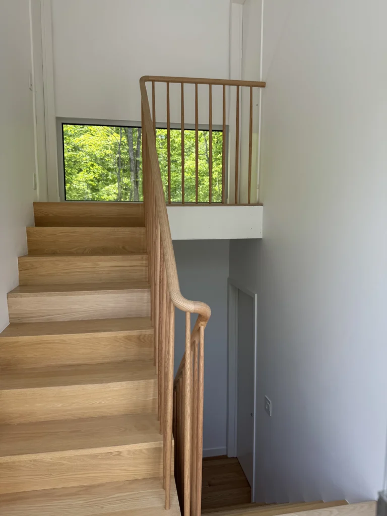 Escalier tournant tout en chêne blond à barreaux ronds