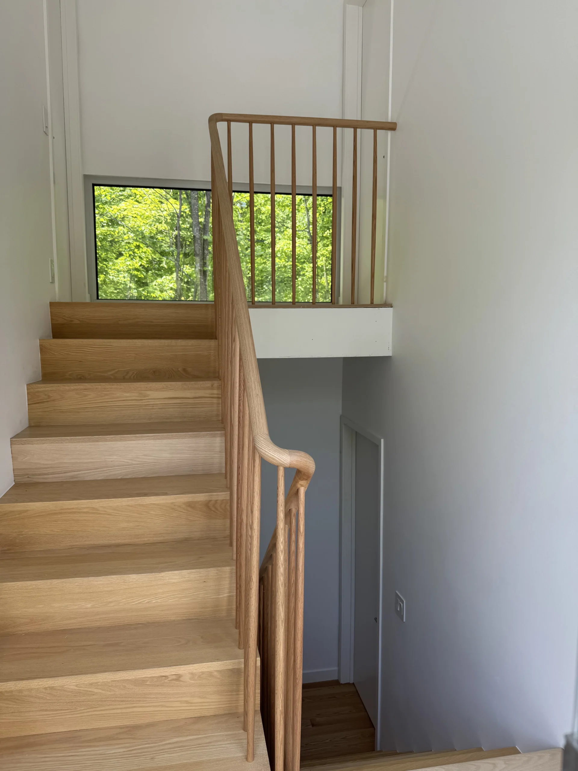Escalier tournant tout en chêne blond à barreaux ronds — vue principale