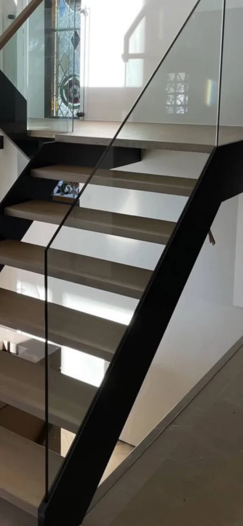 Escalier suspendu à marches de chêne et garde-corps de verre sans cadre
