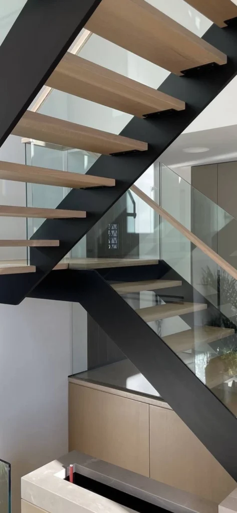 Escalier suspendu à demi-tour, marches de chêne et verre