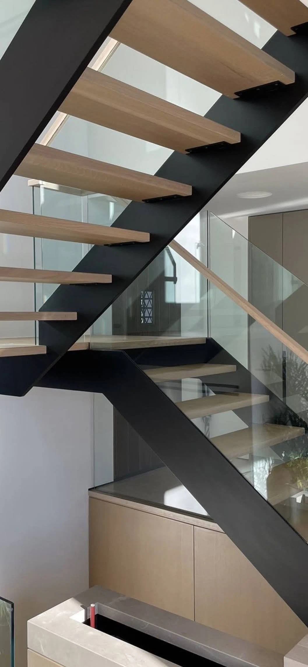 Escalier suspendu à demi-tour, marches de chêne et verre — vue principale