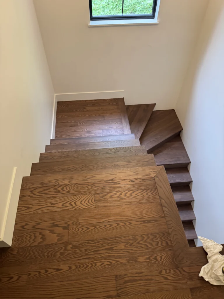 Escalier tournant en chêne rouge teinté à marches rayonnantes