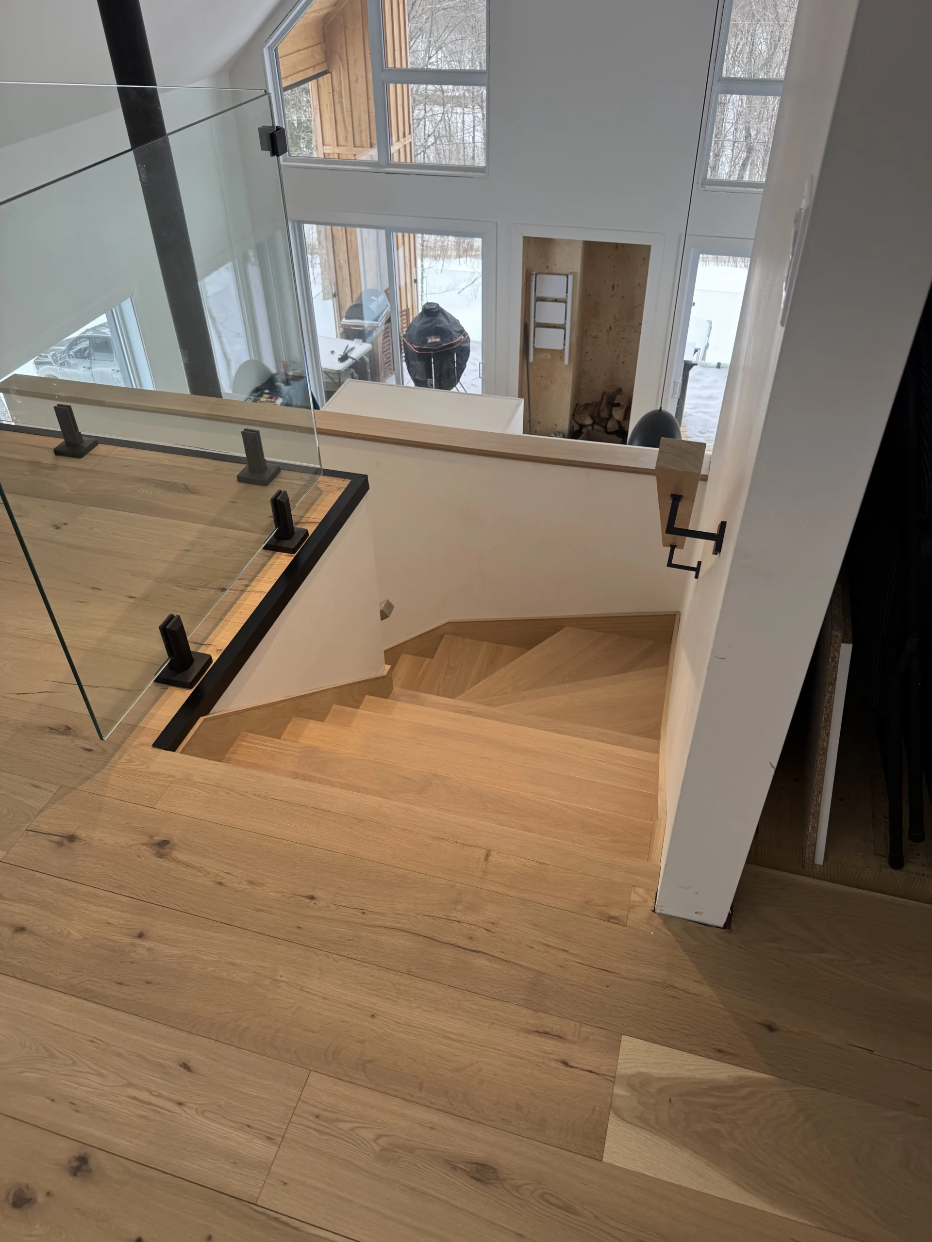 Escalier tournant en chêne blanc naturel à garde-corps de verre — vue principale