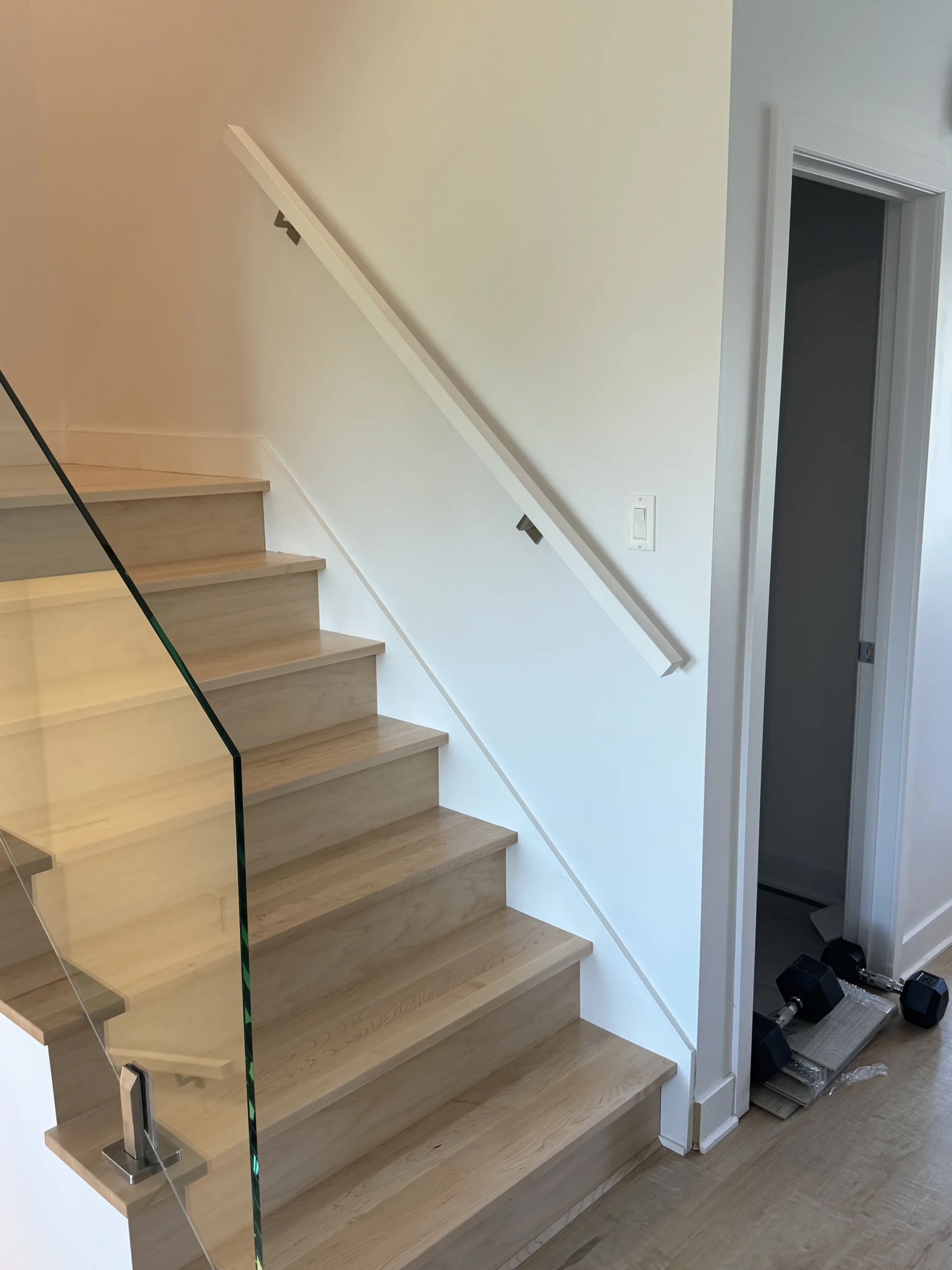 Escalier droit en bois pâle à garde-corps de verre sans cadre — vue principale