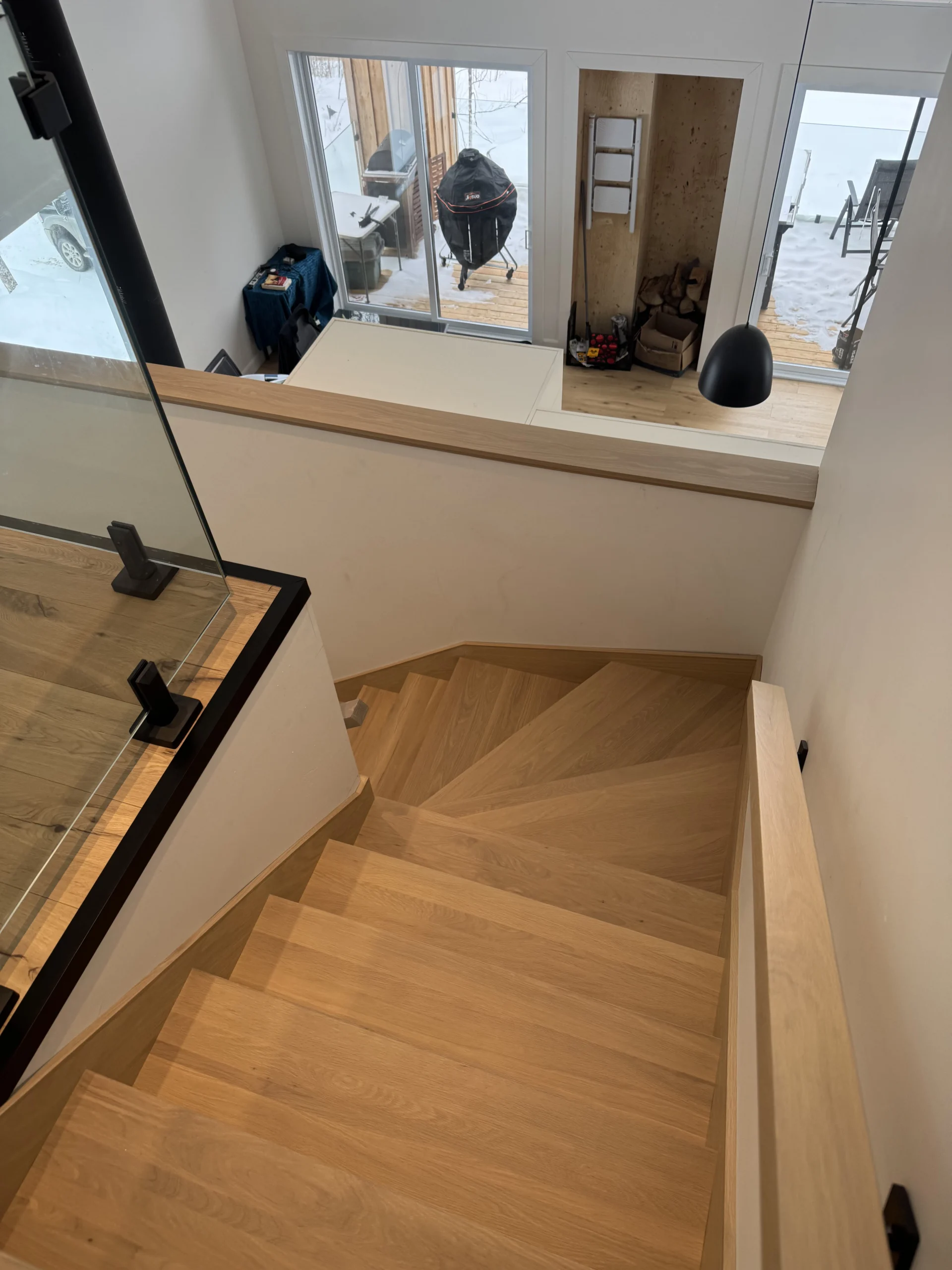 Escalier tournant en chêne blanc à marches rayonnantes et verre — vue principale