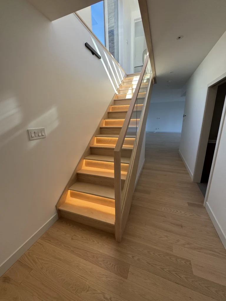 Escalier droit en chêne blanc à éclairage LED intégré sous les marches