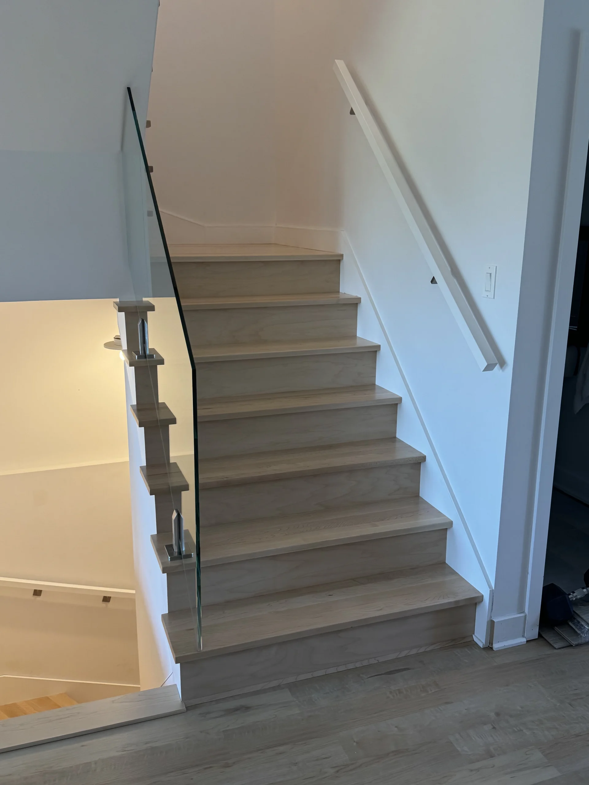 Escalier droit en chêne pâle avec garde-corps de verre — vue principale