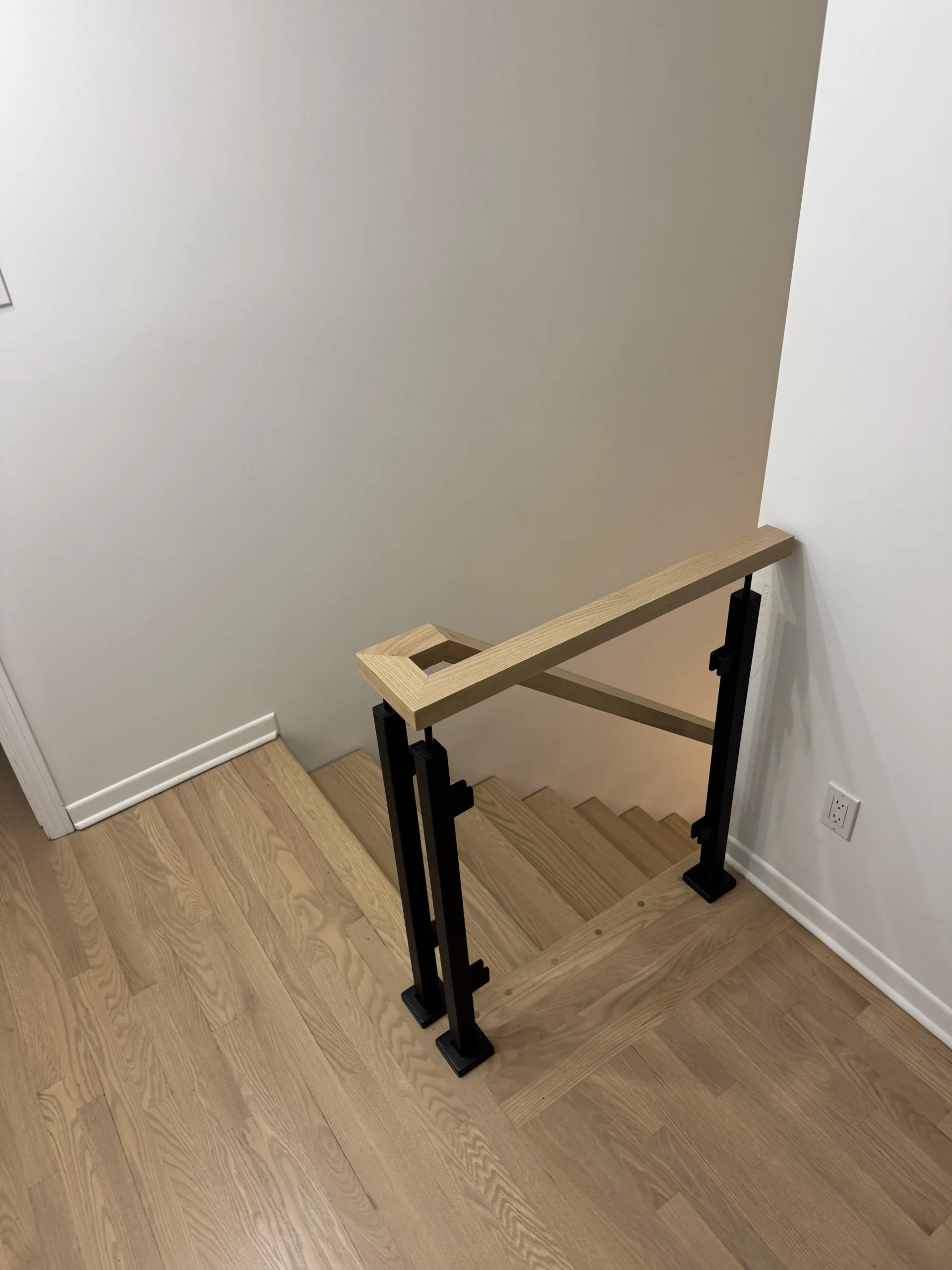 Garde-corps de trémie minimaliste en bois blond et poteaux noirs — vue principale