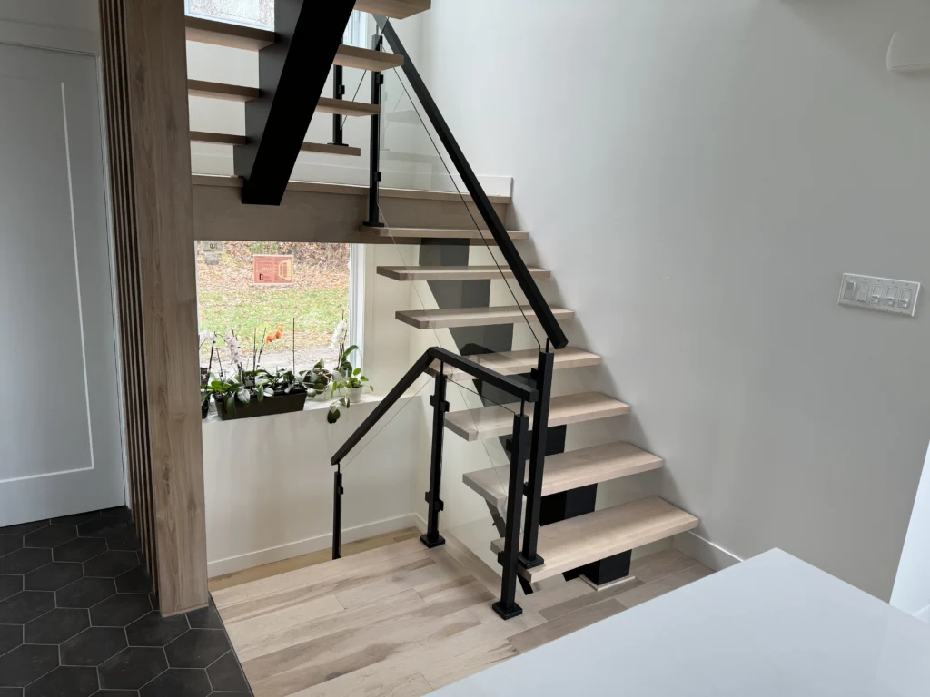 Escalier ouvert à contremarches ouvertes sur structure d&rsquo;acier