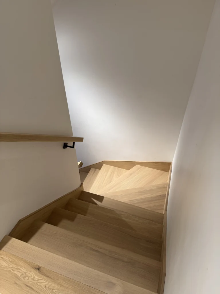 Escalier tournant en chêne naturel à marches rayonnantes