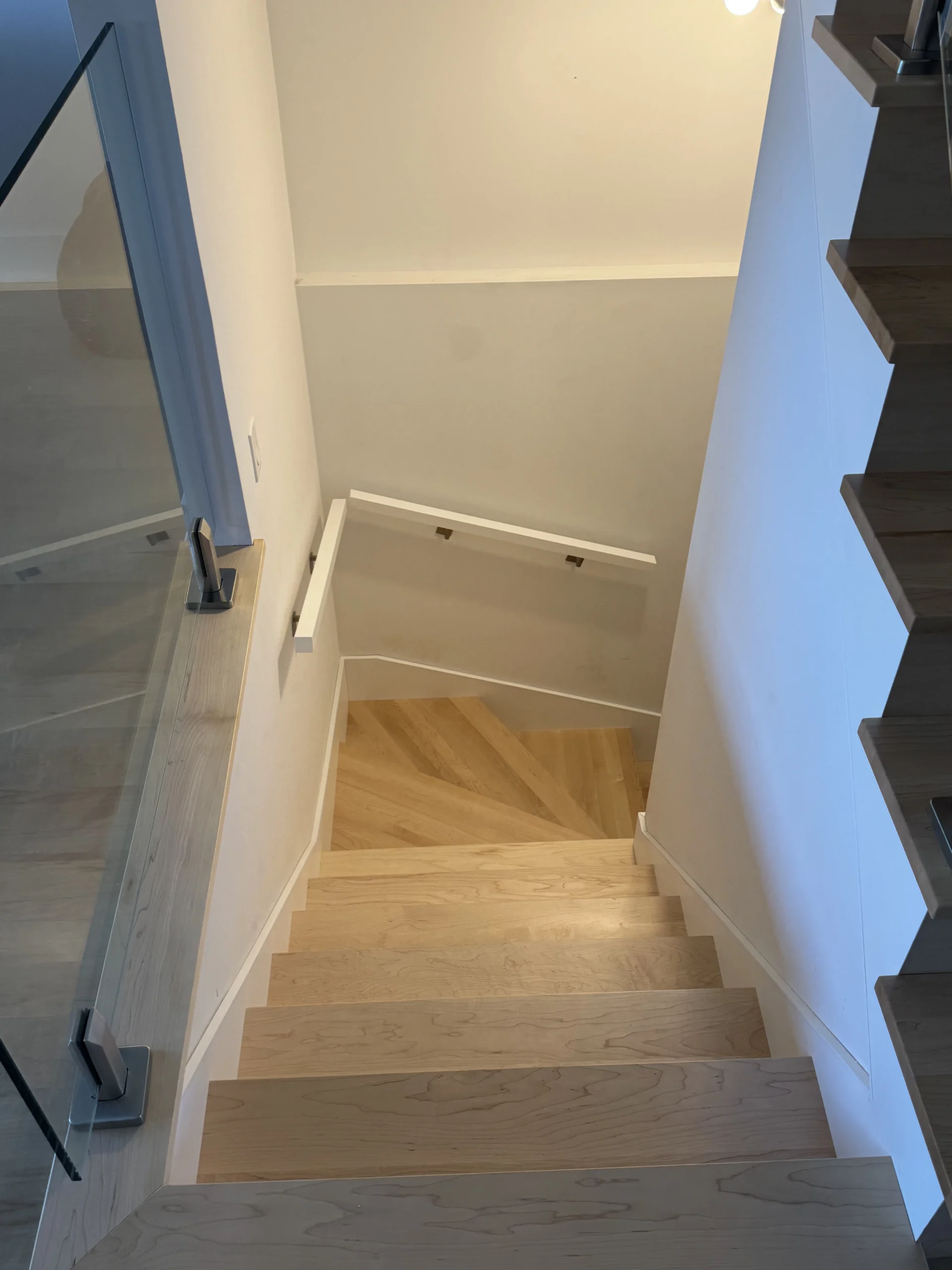 Escalier tournant en érable pâle à garde-corps de verre — vue principale