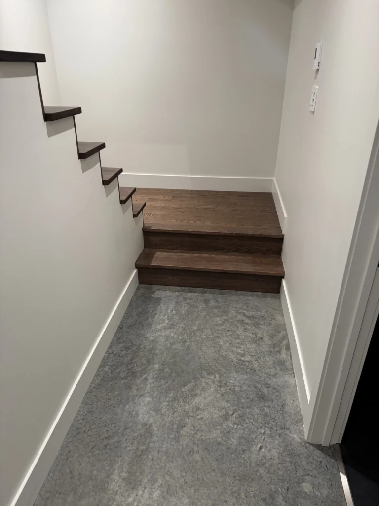 Escalier suspendu à marches flottantes en bois brun foncé