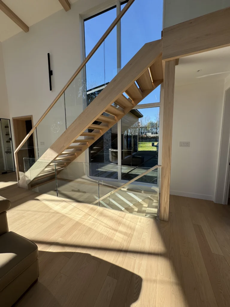 Escalier droit en chêne blanc à contremarches ouvertes