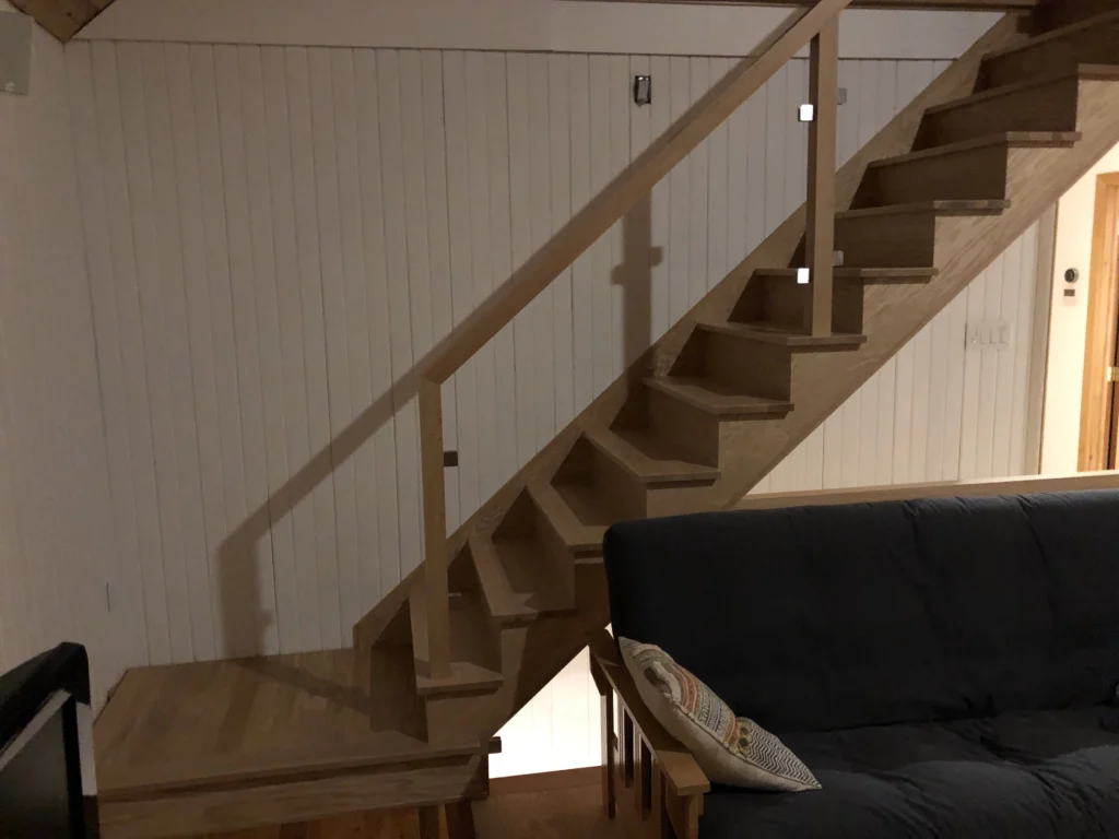 Escalier tournant en chêne clair de style chalet