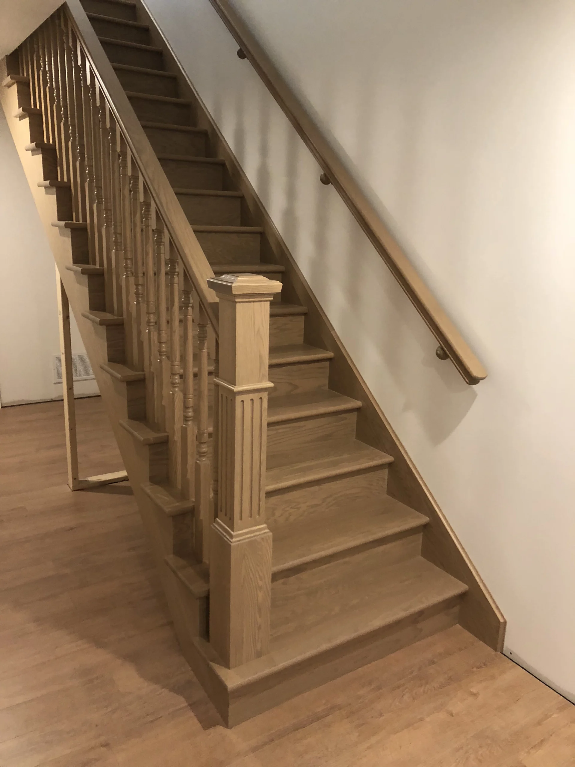 Escalier tournant en chêne naturel à barreaux de bois tournés — vue principale