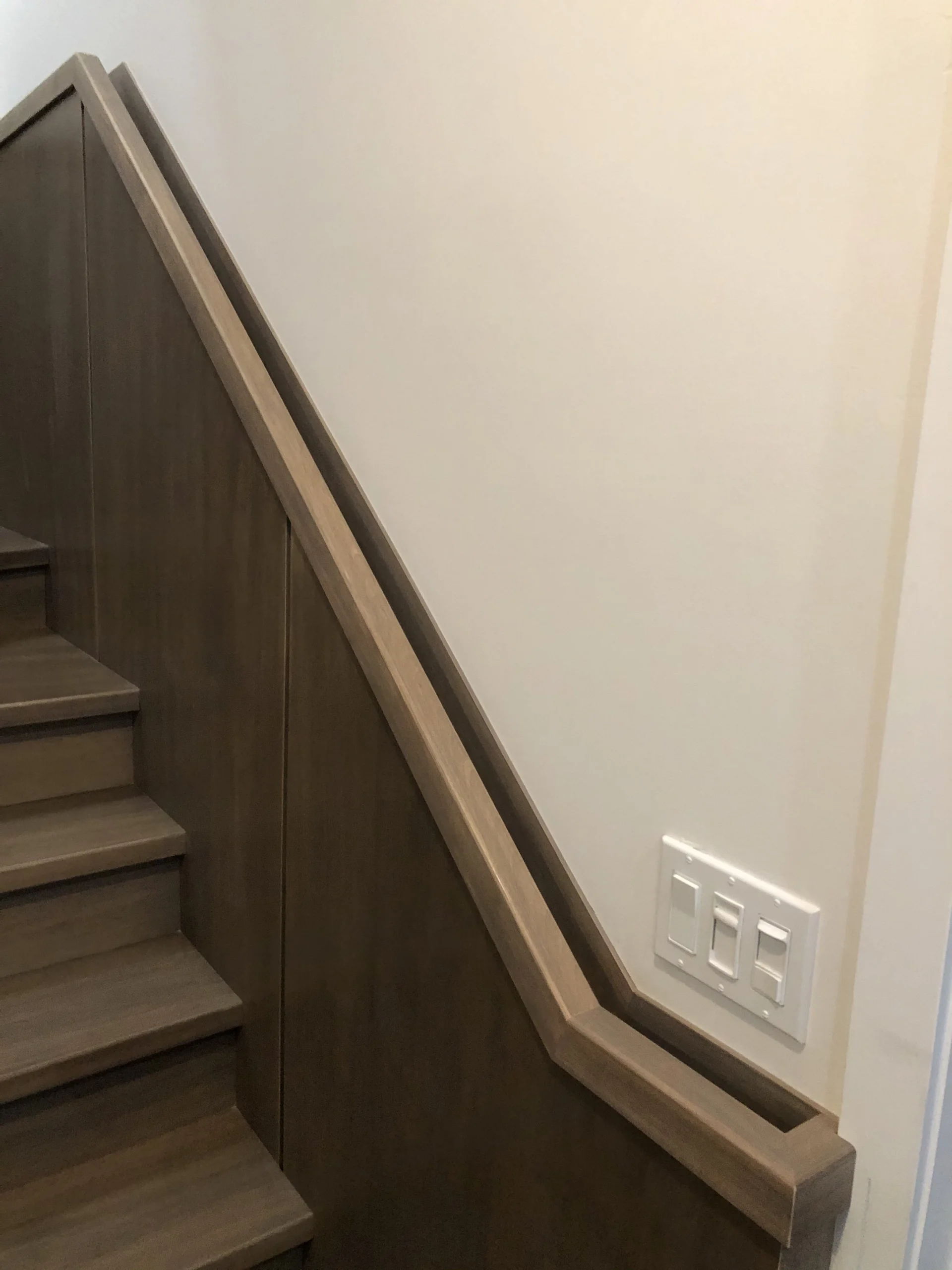 Escalier droit avec mur bahut de bois et main courante intégrée — vue principale