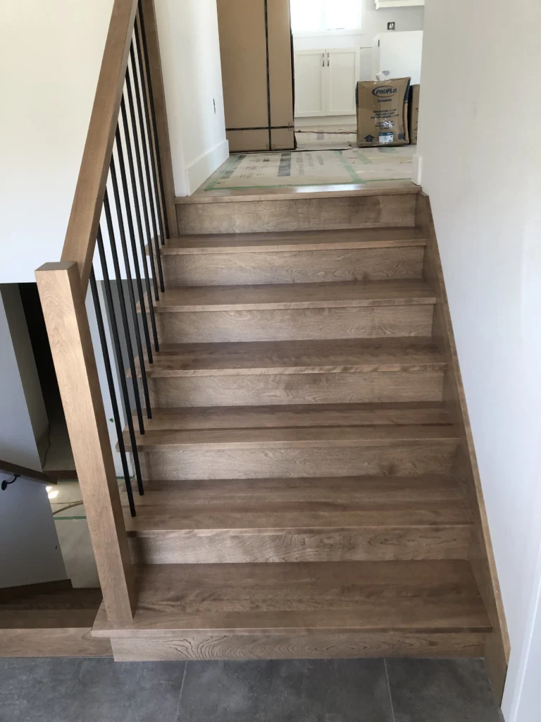 Escalier droit en chêne teinté taupe avec barreaux métalliques noirs