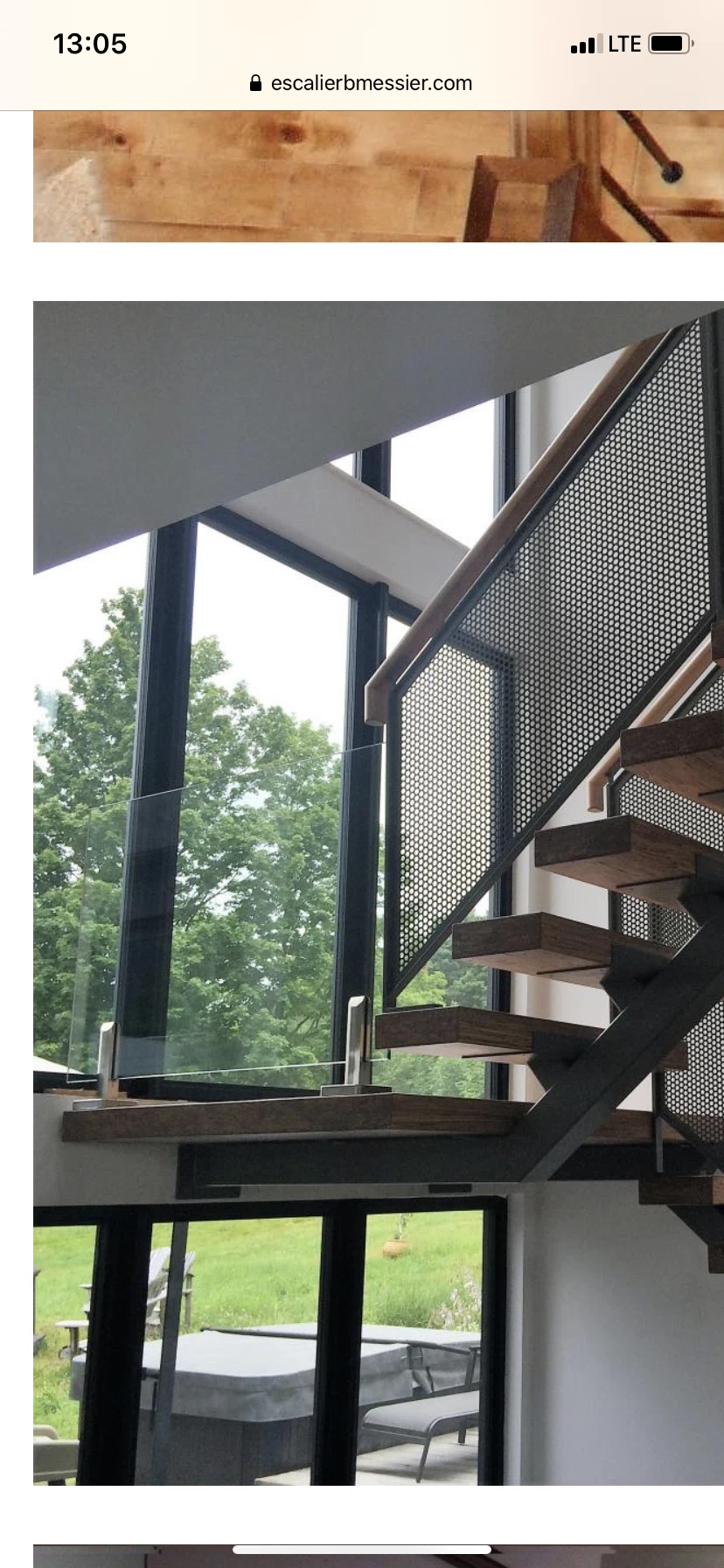 Escalier suspendu à limon central d&rsquo;acier avec garde-corps de tôle perforée et de verre — vue principale