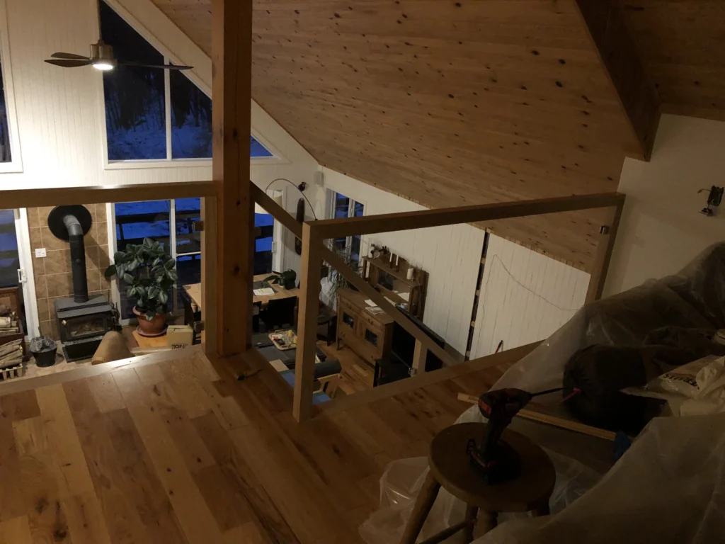 Garde-corps de mezzanine en bois naturel avec panneaux de verre encadrés
