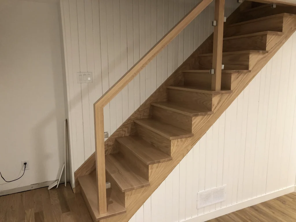 Escalier droit en chêne avec garde-corps de verre