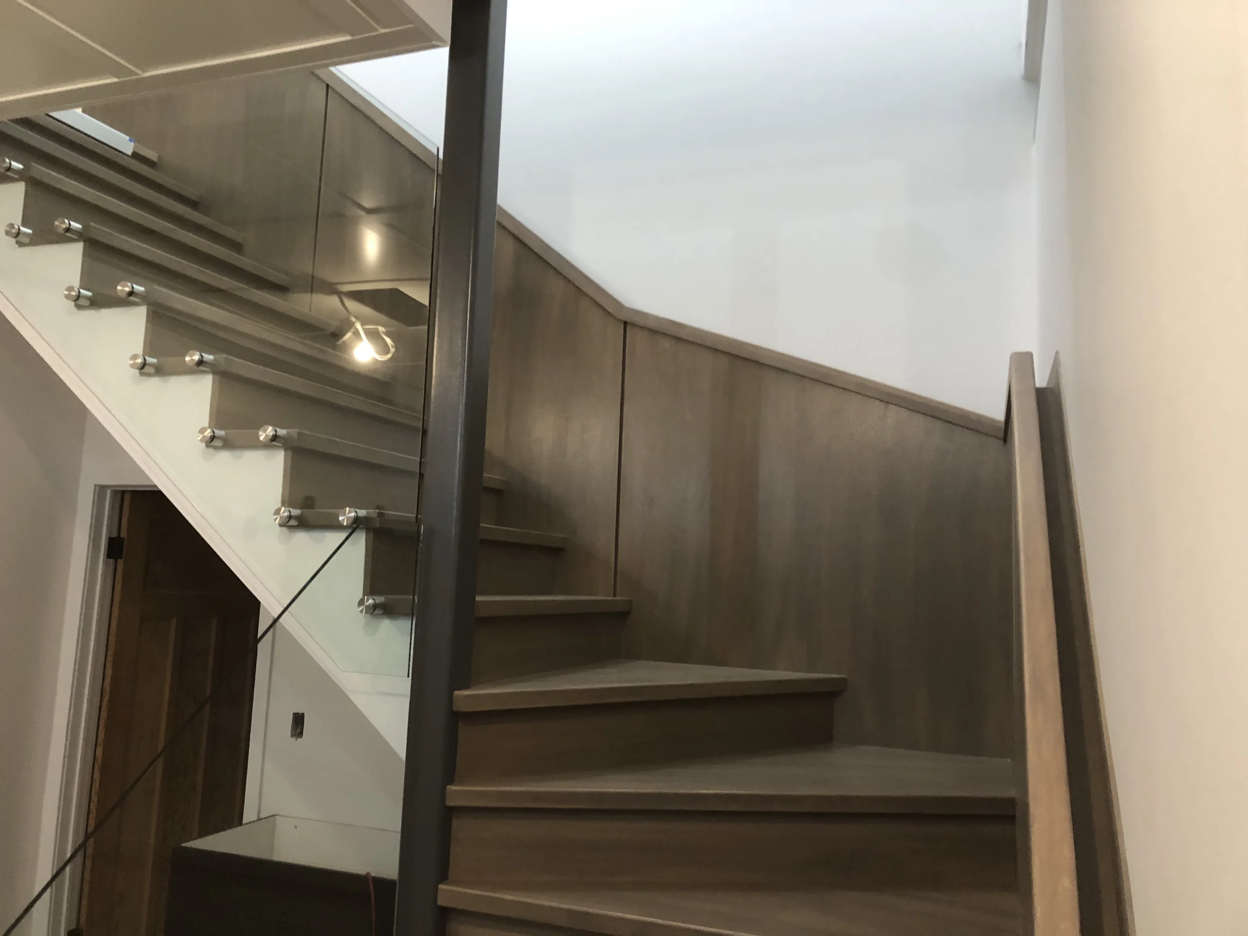 Escalier tournant gris-brun avec garde-corps de verre — vue principale