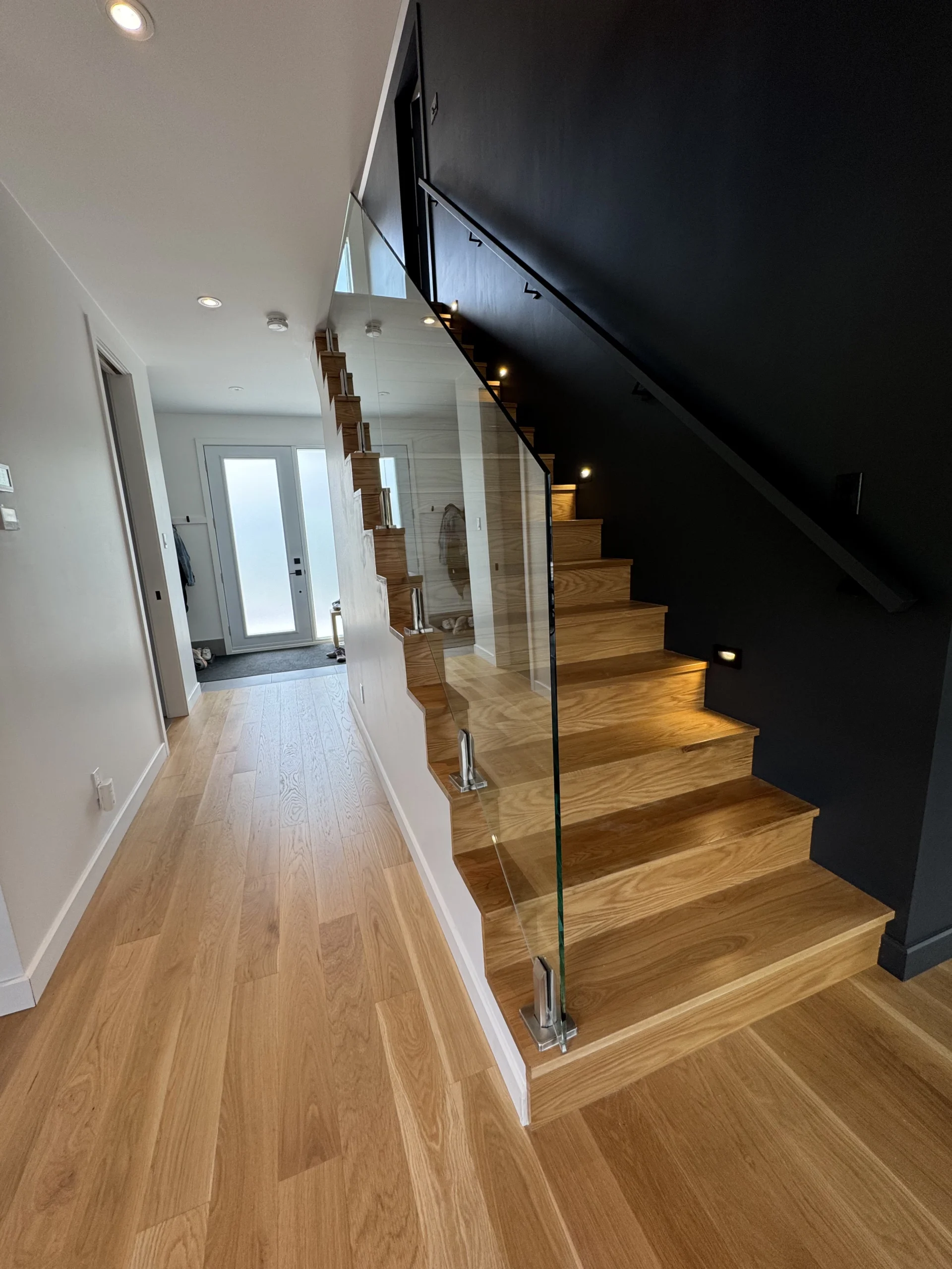 Escalier tournant en chêne avec verre et éclairage de marches — vue principale