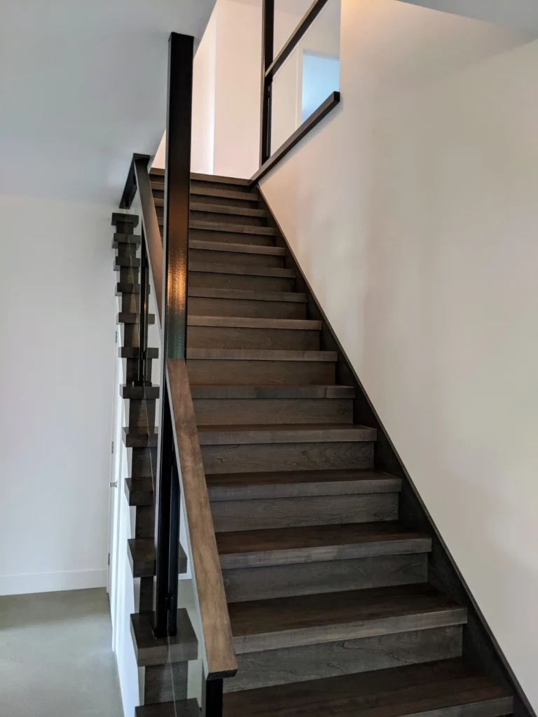 Escalier droit avec garde-corps de verre encadré de bois