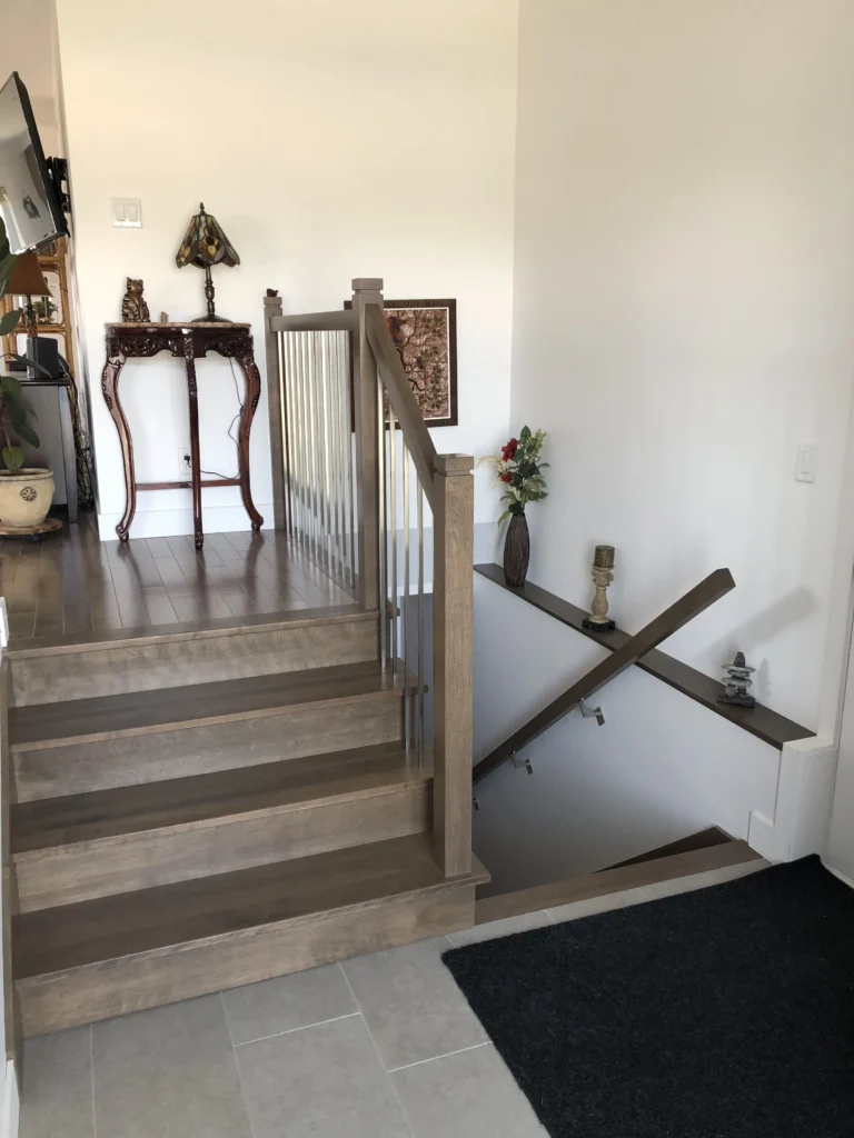 Escalier tournant gris-brun à barreaux métalliques