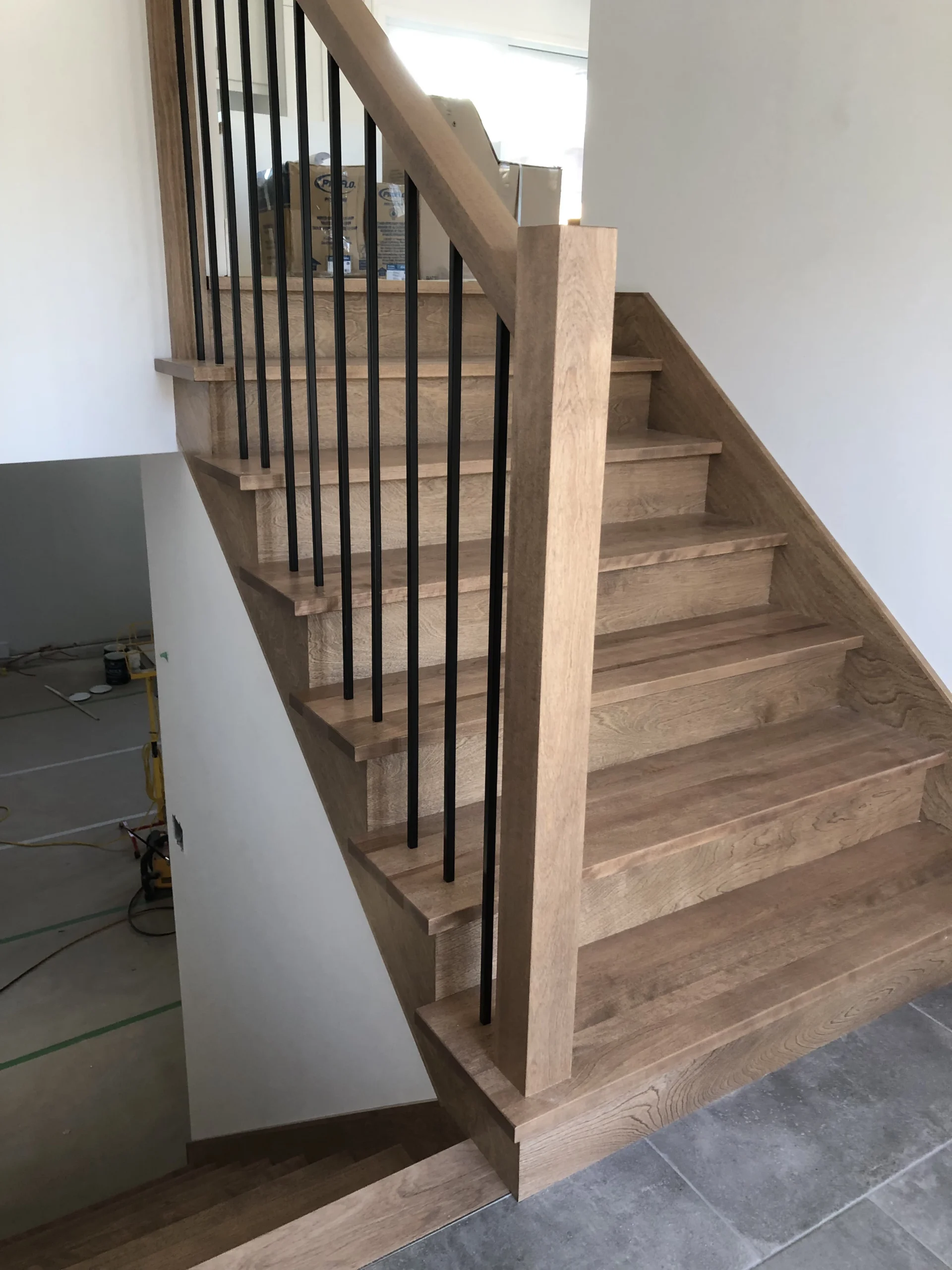 Escalier tournant en chêne à barreaux métalliques noirs — vue principale