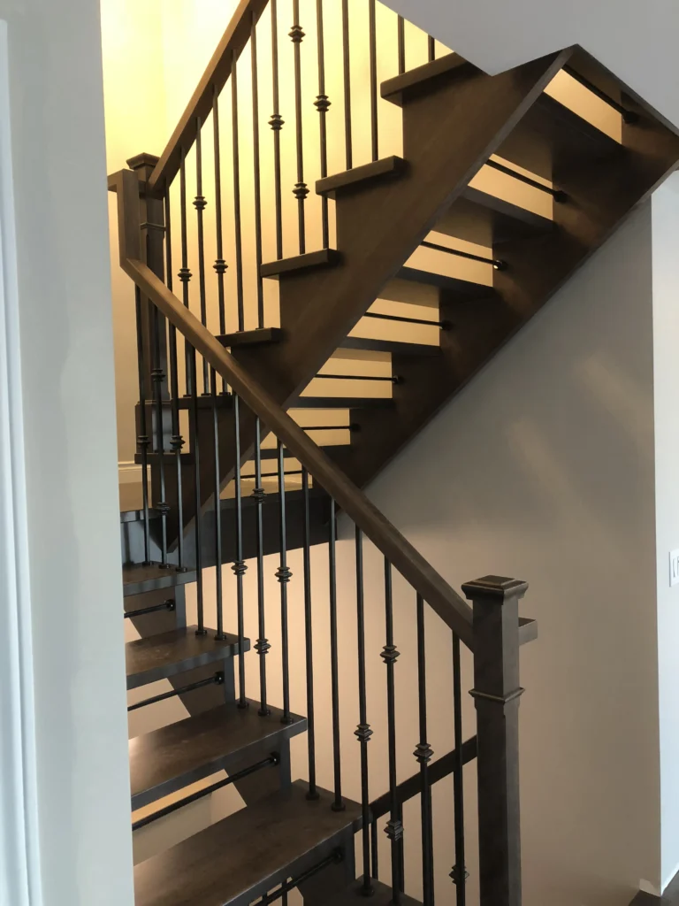 Escalier tournant à contremarches ouvertes et fer forgé