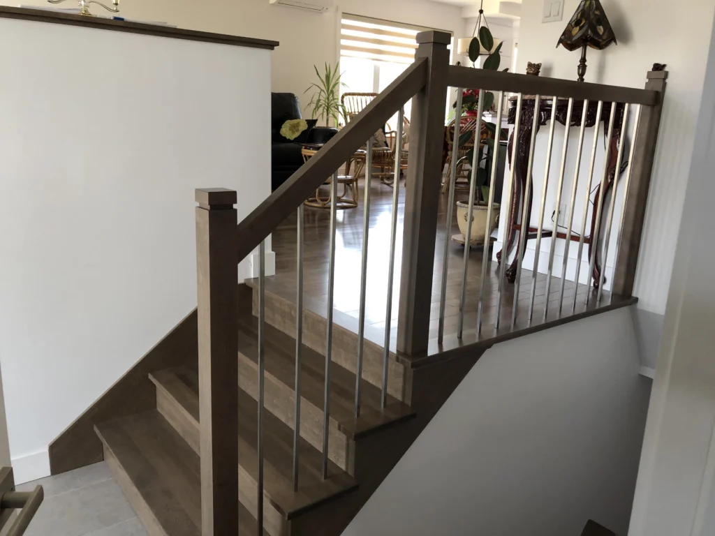Escalier tournant gris-brun à barreaux métalliques fins